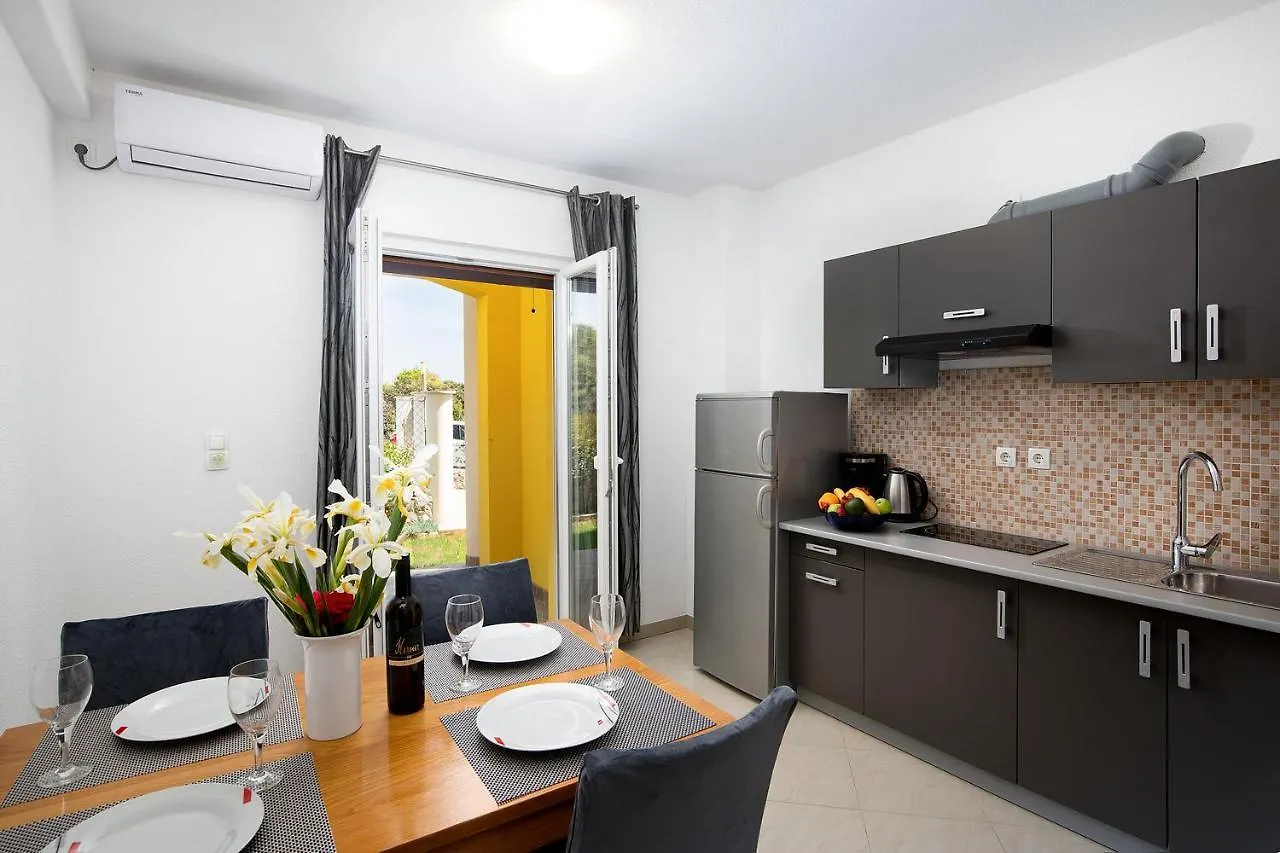 Apartmani Mirna Luka Pomer 3*,